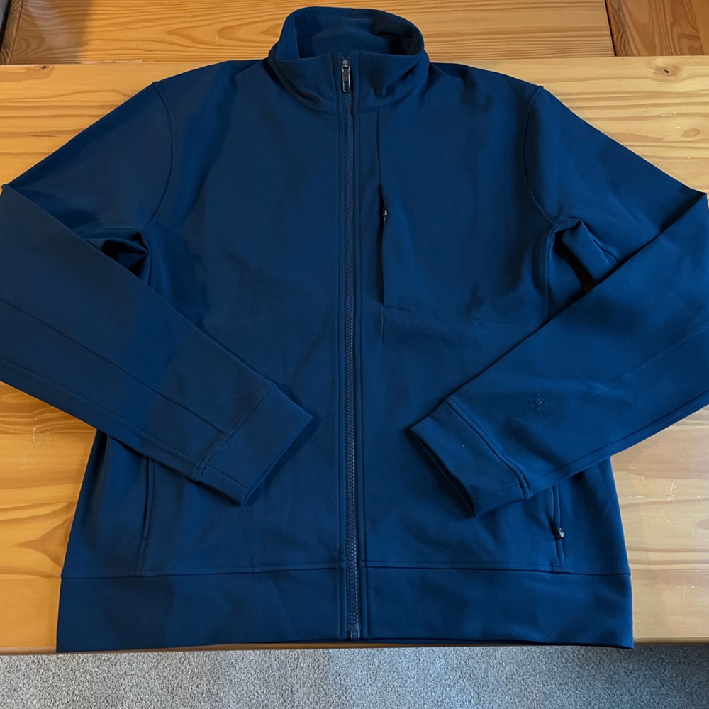 Men’s Lululemon Sojourn Jacket (L) Dark Navy/ Black flares more blue. TRNV